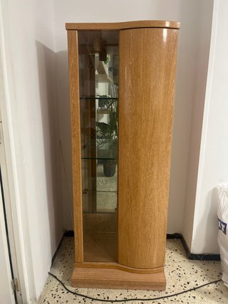 Mueble vitrina madera y cristal con estanterías.