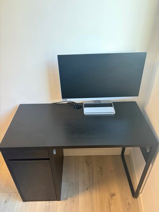 Escritorio IKEA MICKE negro/roble – 105 x 50 cm