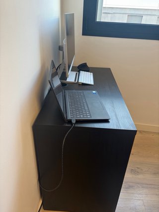 Escritorio IKEA MICKE negro/roble – 105 x 50 cm