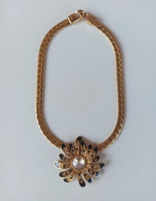Collana con fiore oro e nero