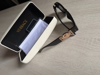 Gafas de sol Versace negras y doradas