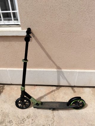Patinete plegable verde y negro