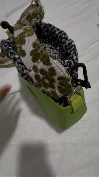 Bandolera verde con estampado floral