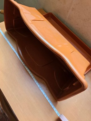 Jardinera marrón con plato