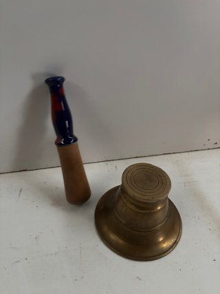 Campana de latón y mazo de madera