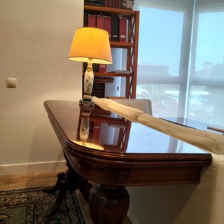Mesa de madera de nogal chapada en caoba