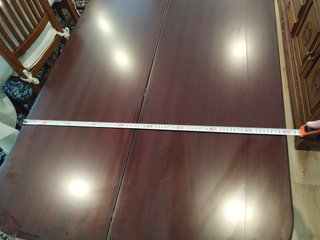 Mesa de madera de nogal chapada en caoba