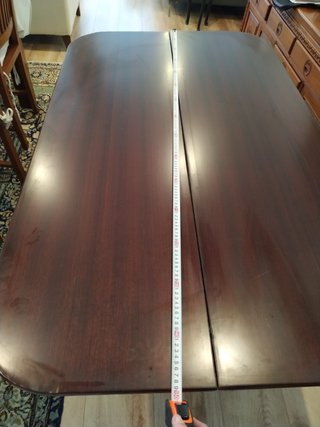 Mesa de madera de nogal chapada en caoba