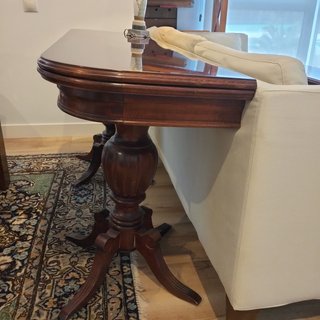 Mesa de madera de nogal chapada en caoba