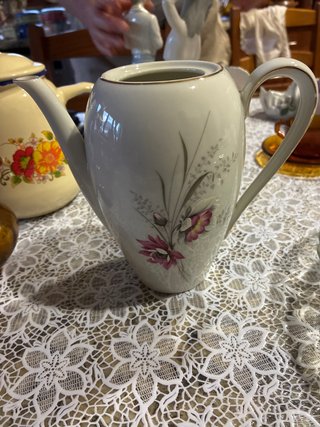 Jarra de porcelana antigua con flores
