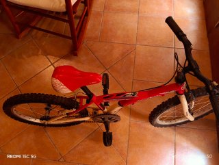 Bicicleta roja con (bocina gratis)