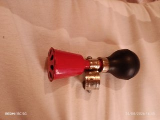 Bicicleta roja con (bocina gratis)