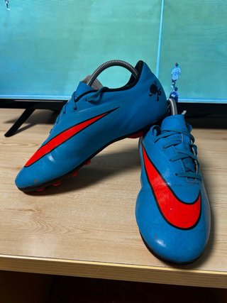 Botas de fútbol Nike azules y naranjas