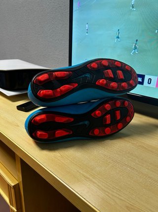 Botas de fútbol Nike azules y naranjas