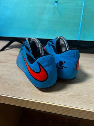Botas de fútbol Nike azules y naranjas