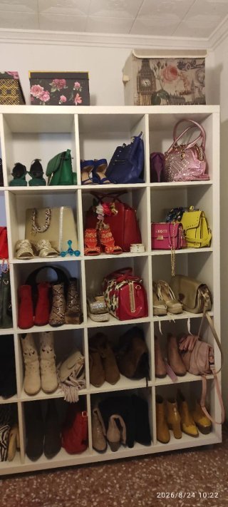 Zapatos y bolsos dorados y rojos.y varios colores