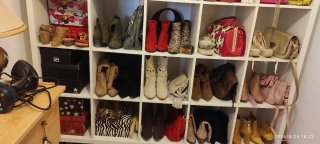 Zapatos y bolsos dorados y rojos.y varios colores