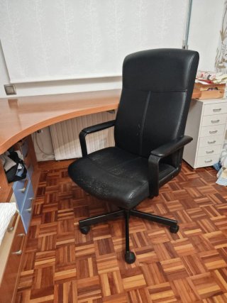 Silla de escritorio negra y marrón