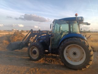 Tractor New Holland TD5.115 con pala.