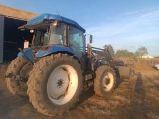 Tractor New Holland TD5.115 con pala.