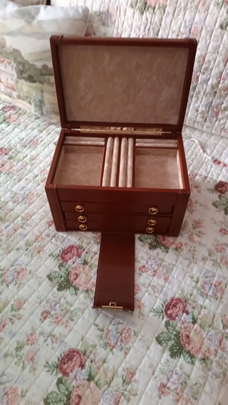Joyero de piel marrón