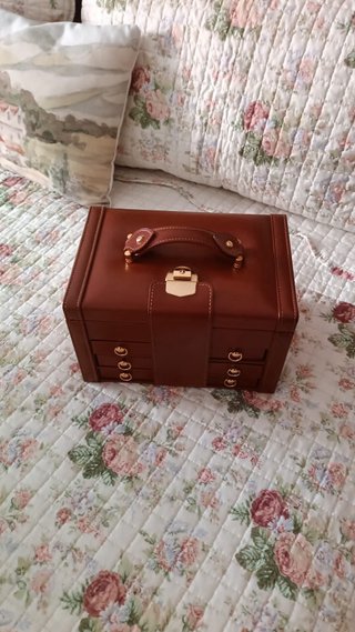 Joyero de piel marrón