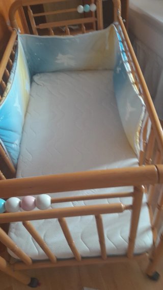 Cuna de madera para bebé con colchón y ropa de cam