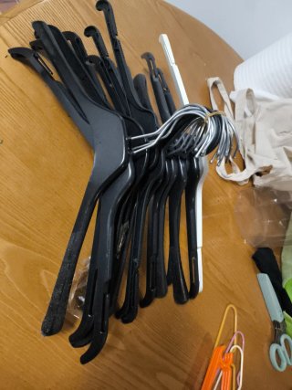 15 Percheros Plástico y Metal Negros y Blancos