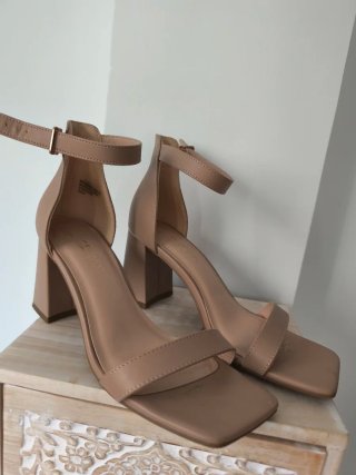 Sandalias tacón medio beige
