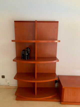 Mueble de salón naranja con cristal
