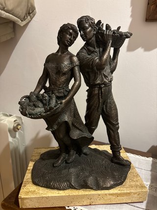 Figura de bronce pareja con peces