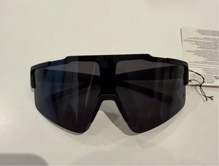 DOS GAFAS DE SOL NEGRAS UNISEX NUEVAS A ESTRENAR