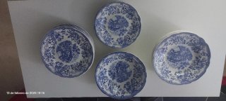 Set di stoviglie blu e bianco