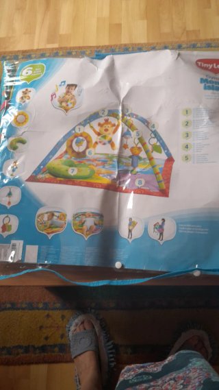 Mantita de suelo para bebé con arco de juegos