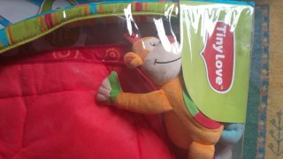 Mantita de suelo para bebé con arco de juegos