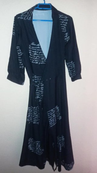 Vestido midi negro, estampado letras