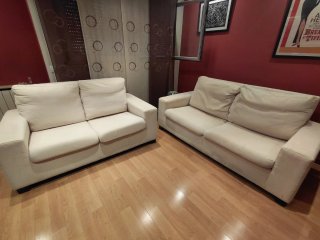 Sofás de tela beige 3 y 2 plazas.
