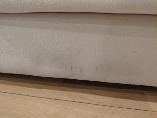 Sofás de tela beige 3 y 2 plazas.