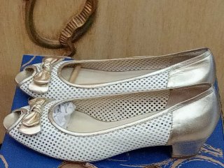 Scarpe eleganti oro e bianche da signora