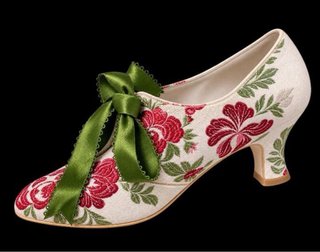 Traje de Fallera gris/ plata y flor rosa y verde