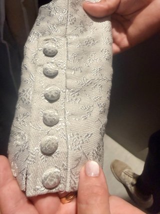 Traje de Fallera gris/ plata y flor rosa y verde