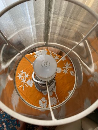 Lámpara de mesa gris y plateada