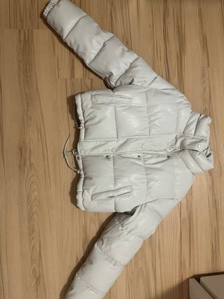 Chaqueta acolchada blanca corta