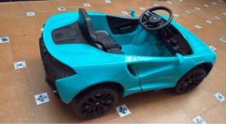 Coche eléctrico infantil azul , sin uso