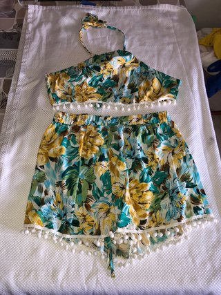 Blusa azul con hombros descubiertos