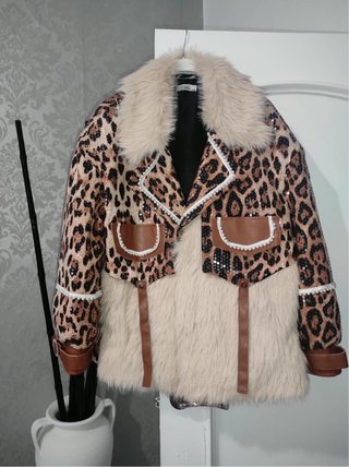 Chaqueta con estampado de leopardo y pelo