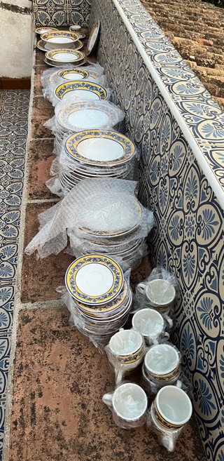 Set di stoviglie in ceramica e porcellana blu, bianco e giallo