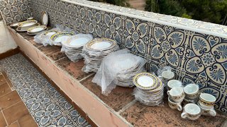 Set di stoviglie in ceramica e porcellana blu, bianco e giallo