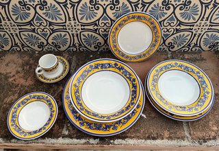 Set di stoviglie in ceramica e porcellana blu, bianco e giallo