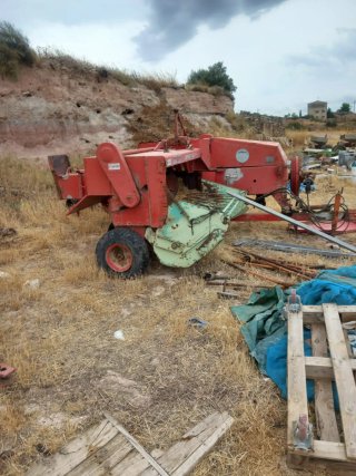 Empacadora agrícola roja